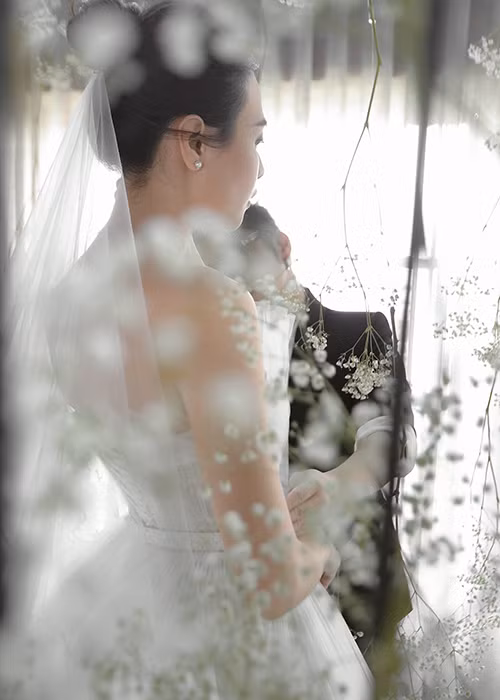 Đàm Thu Trang khoe vòng eo con kiến cùng bờ vai trần gợi cảm khi diện mẫu váy cưới này.