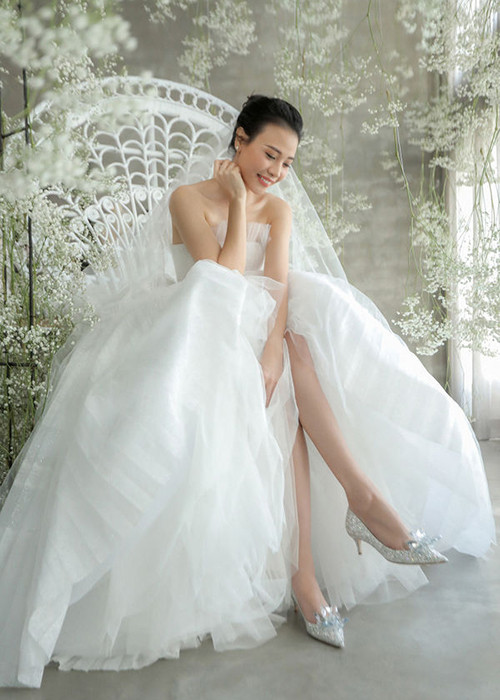 Đàm Thu Trang đi giày cao gót đính pha lê từ nhà mốt Jimmy Choo được cho là có giá 100 triệu.