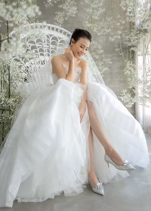 Đàm Thu Trang đi giày cao gót đính pha lê từ nhà mốt Jimmy Choo được cho là có giá 100 triệu.