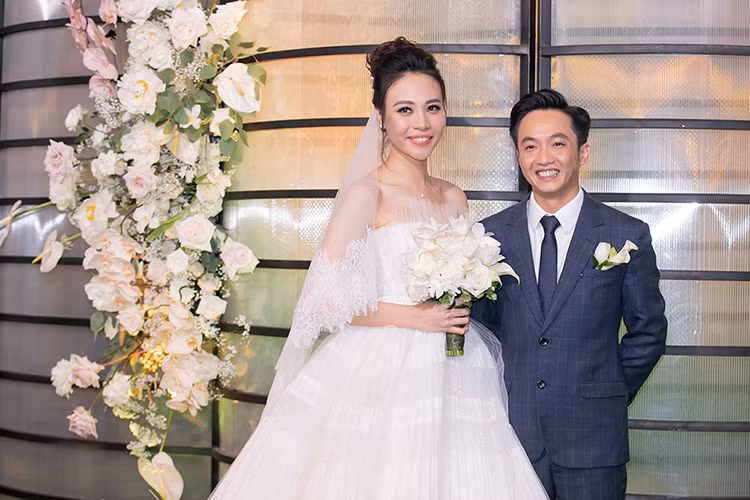 Cô dâu lựa chọn mẫu váy cúp ngực khi đón tiếp khách trước giờ cử hành hôn lễ.