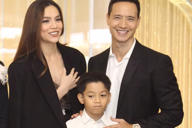 Hồ Ngọc Hà hiện hẹn hò Kim Lý. Mối tình này được gia đình hai bên lẫn công chúng ủng hộ. Gần đây, nữ ca sĩ bất ngờ tâm sự với con trai rằng cô chắc không cưới ai đâu bởi cô yêu con nhất và sợ đứng trước đám đông làm điều trọng đại. Ảnh: Dân Việt