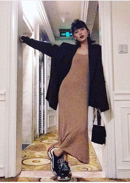 Hạ Vi là người lên tiếng trước về chuyện chia tay Cường Đô la. Đến nay, mỹ nhân vạn người mê này trở nên kín tiếng. Được biết, sau Cường Đô la, Hạ Vi bị đồn yêu Trịnh Thăng Bình, Huỳnh Anh, Toki Thành Thỏ của nhóm Uni5.