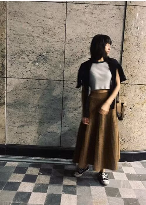 Theo lời Hạ Vi, cô buồn vì đang sống xa gia đình, thời gian rảnh cô sẽ ở nhà chăm chút cho không gian sống, tập yoga, đi bộ, đi du lịch. Hiện tại, hot girl gốc Hải Phòng duy trì công việc làm người mẫu ảnh, ít tham gia các dự án phim đình đám.