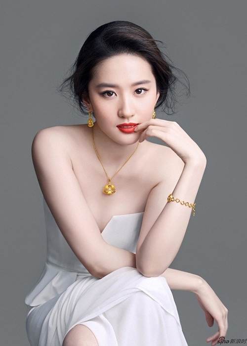 Lưu Diệc Phi khoe bờ vai trần gợi cảm trong một bộ ảnh.