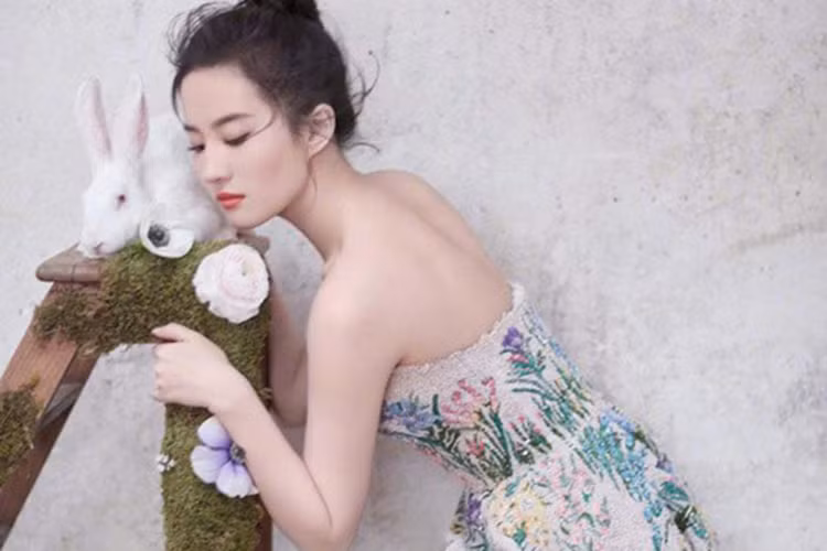 Vẻ đẹp đến nao lòng của nàng "Tiểu Long Nữ" khi đã bước sang độ tuổi 32.