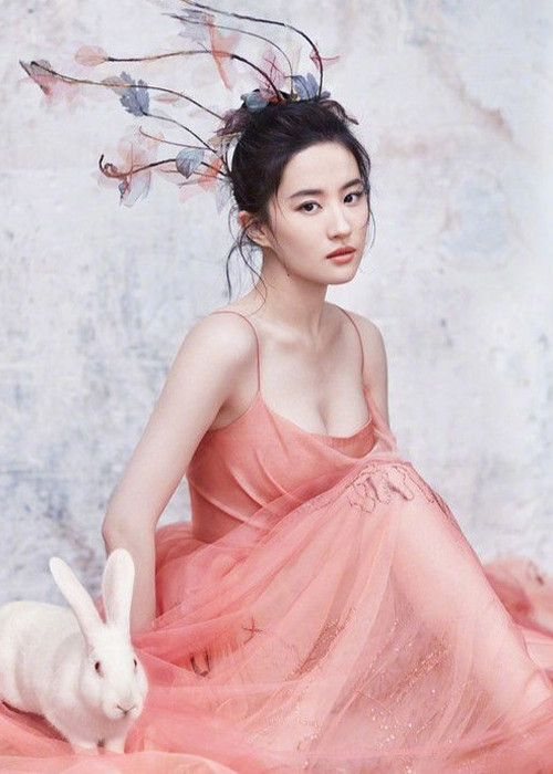 Mỹ nhân sinh năm 1987 đốt mắt người đối diện với hình ảnh vòng một lả lơi.