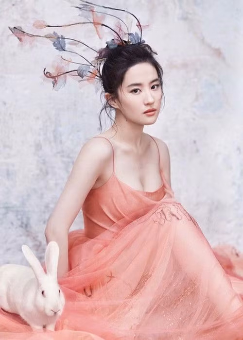 Mỹ nhân sinh năm 1987 đốt mắt người đối diện với hình ảnh vòng một lả lơi.