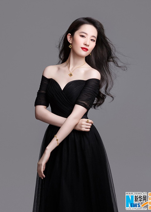 Trong những lần mặc hở bạo, thần thiên tỷ tỷ xứ Trung khiến fan trầm trồ vì những đường cong quyến rũ.