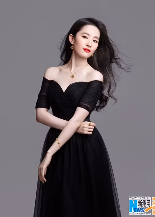 Trong những lần mặc hở bạo, thần thiên tỷ tỷ xứ Trung khiến fan trầm trồ vì những đường cong quyến rũ.