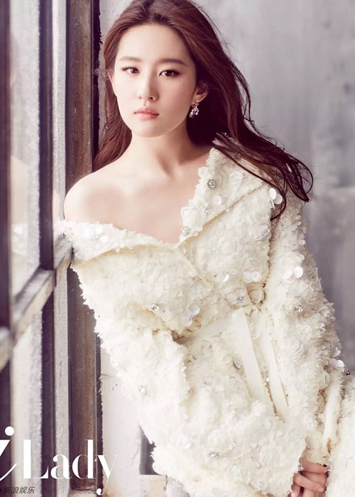 Nhan sắc của Lưu Diệc Phi được khen vừa ngây thơ vừa quyến rũ.