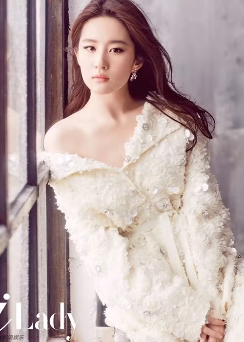 Nhan sắc của Lưu Diệc Phi được khen vừa ngây thơ vừa quyến rũ.
