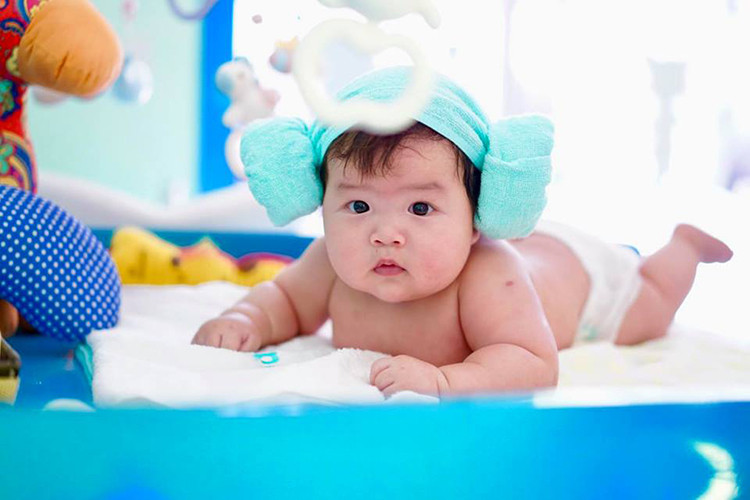 Với vẻ ngoài đáng yêu, quý tử nhà Lê Khánh được nhiều fan của Lê Khánh và Tuấn Khải yêu mến.