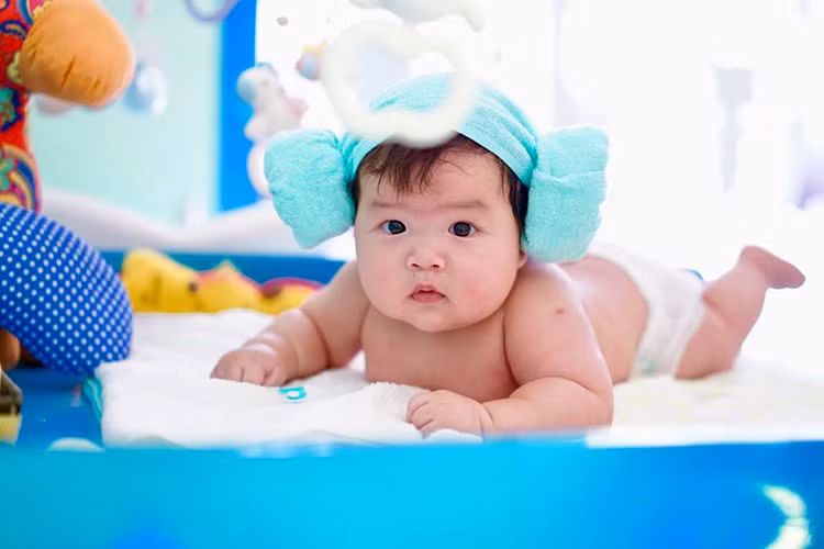 Với vẻ ngoài đáng yêu, quý tử nhà Lê Khánh được nhiều fan của Lê Khánh và Tuấn Khải yêu mến.