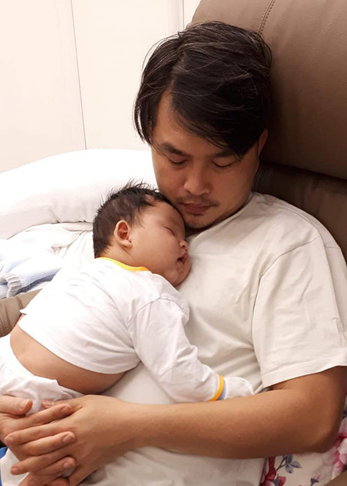 Tuấn Khải rất quấn con trai. Có hôm, anh trì hoãn công việc để có thêm thời gian với con.