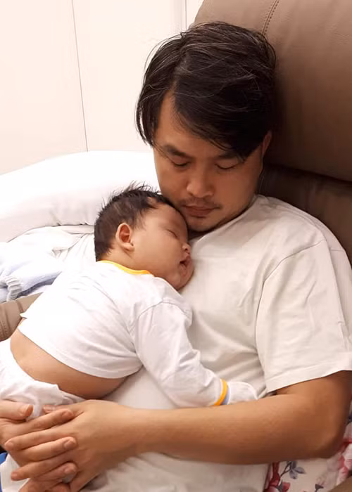 Tuấn Khải rất quấn con trai. Có hôm, anh trì hoãn công việc để có thêm thời gian với con.