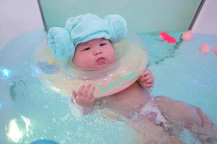 “Giờ có con và bé rất giống ba, tôi cảm giác như mình được chứng kiến hình ảnh của chồng từ tuổi sơ sinh đến khi trưởng thành nên vui lắm”, nữ diễn viên chia sẻ với Ngôi sao.