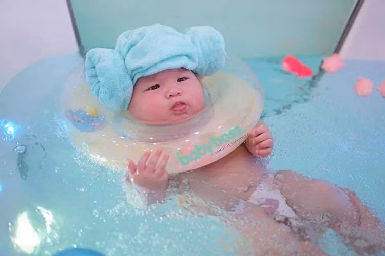 “Giờ có con và bé rất giống ba, tôi cảm giác như mình được chứng kiến hình ảnh của chồng từ tuổi sơ sinh đến khi trưởng thành nên vui lắm”, nữ diễn viên chia sẻ với Ngôi sao.