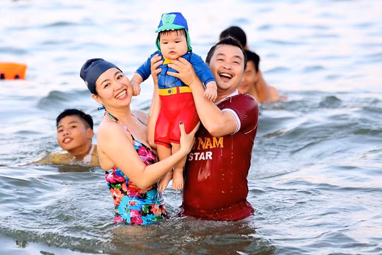 Khán giả mừng cho hạnh phúc của cặp đôi diễn viên.