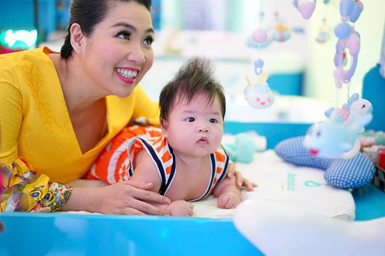 Bé Tuấn Khang sở hữu gương mặt bụ bẫm, chân tay tròn lẳn.