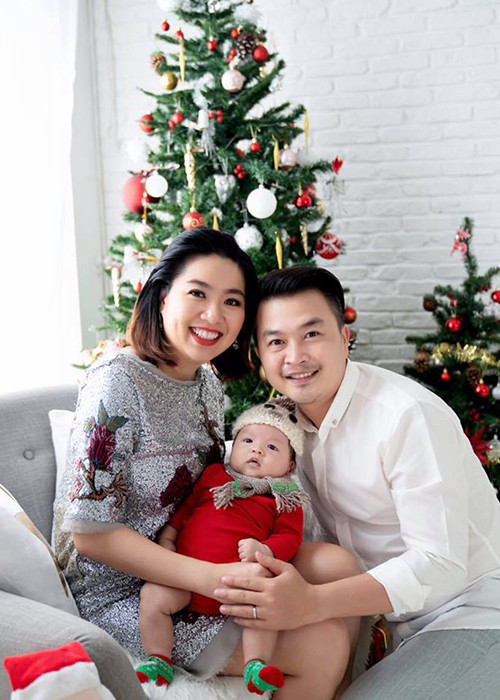 Quý tử nhà Lê Khánh lúc chào đời nặng 3,3 kg. Nhiều người nhận xét, cậu nhóc là bản sao của bố.