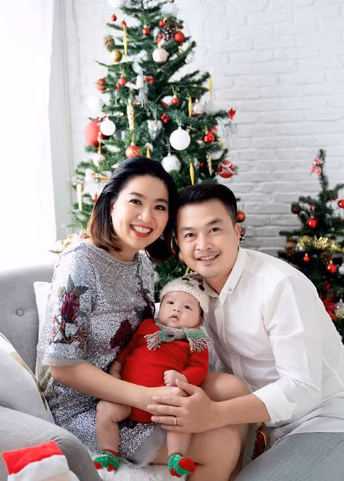 Quý tử nhà Lê Khánh lúc chào đời nặng 3,3 kg. Nhiều người nhận xét, cậu nhóc là bản sao của bố.