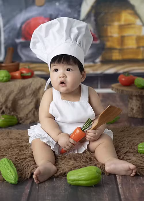 Lê Khánh thỏa mái khoe hình ảnh con trai thay vì giấu giếm như nhiều nghệ sĩ khác.