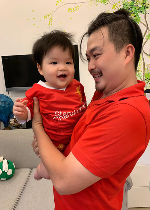 Theo lời Lê Khánh, ông xã trở nên tươi trẻ, trưởng thành hơn từ khi con trai ra đời.