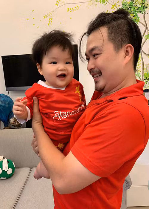 Theo lời Lê Khánh, ông xã trở nên tươi trẻ, trưởng thành hơn từ khi con trai ra đời.