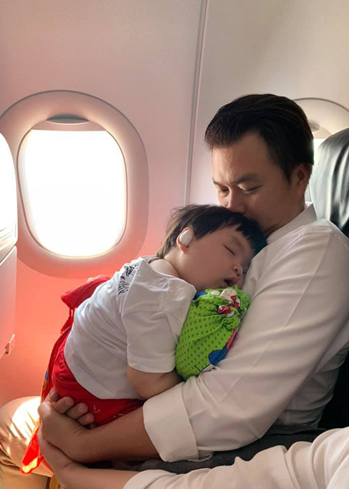 Ông xã của Lê Khánh không giấu được niềm hạnh phúc khi tự tay chăm sóc con nhỏ.