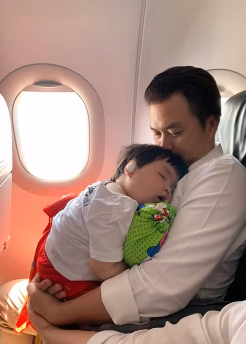 Ông xã của Lê Khánh không giấu được niềm hạnh phúc khi tự tay chăm sóc con nhỏ.