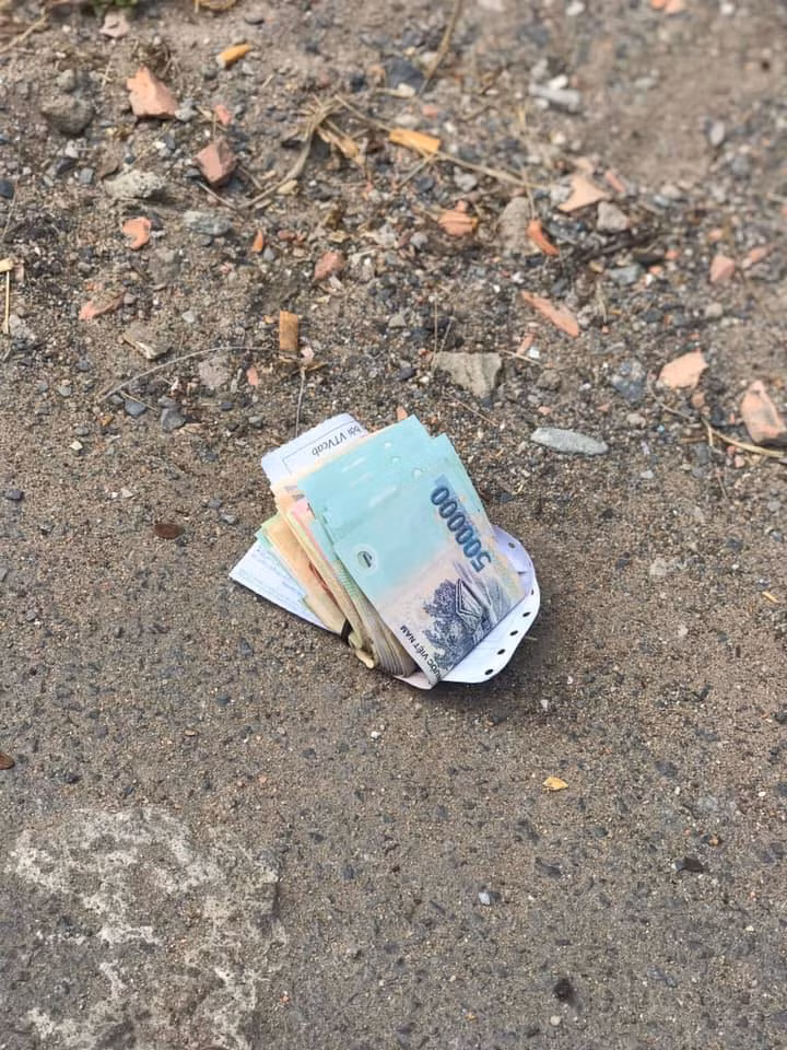 Hoặc cũng có thể tiền rơi đó là tiền rải đám tang cho người đã khuất nên việc nhặt số tiền đó cũng không hề tốt đẹp gì, nó là điềm báo cho những điều không may sắp xảy ra.