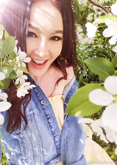 Cuộc sống của Ôn Bích Hà ở tuổi 53 chỉ xoay quanh những chuyến du lịch sang chảnh, sống trong biệt thự xa hoa và tận hưởng những giây phút bình yên bên chồng con.