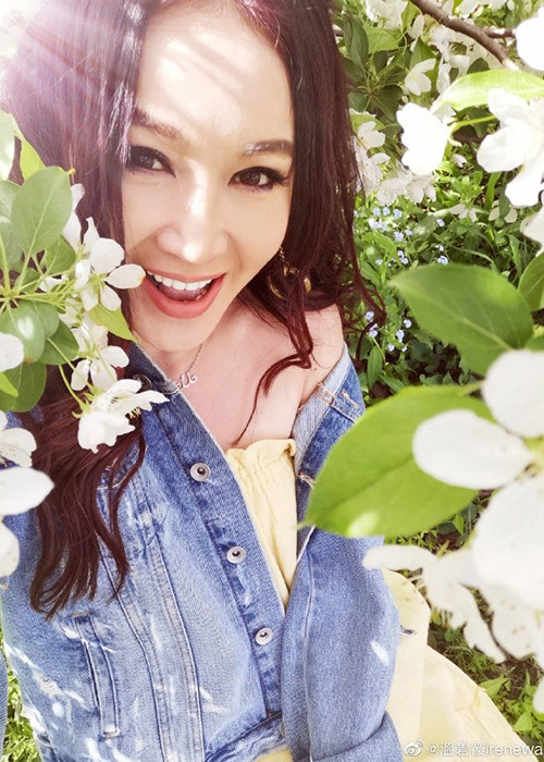 Cuộc sống của Ôn Bích Hà ở tuổi 53 chỉ xoay quanh những chuyến du lịch sang chảnh, sống trong biệt thự xa hoa và tận hưởng những giây phút bình yên bên chồng con.