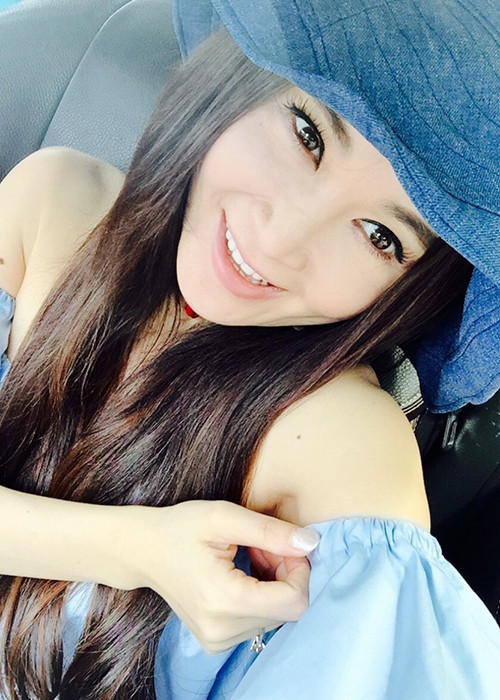 Hiện tại, vợ chồng cô có một cậu con trai nuôi.