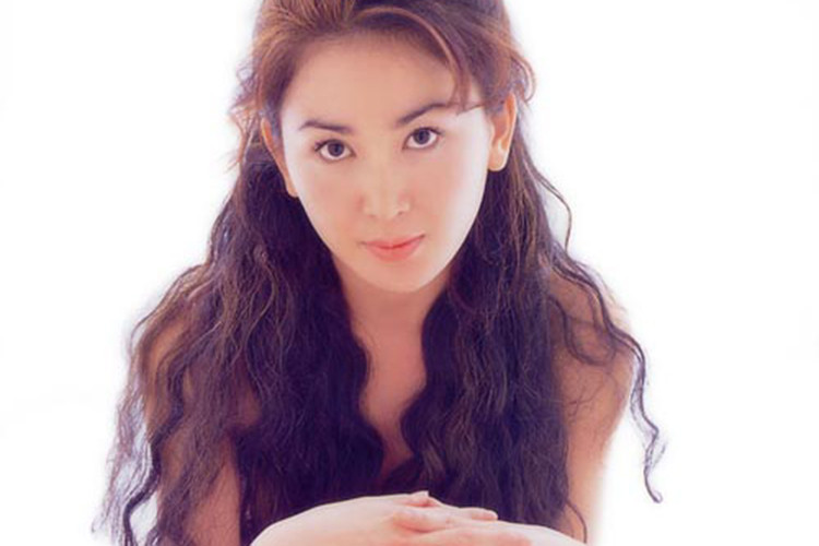 Sở hữu gương mặt xinh đẹp, cuốn hút, hình thể quyến rũ, nữ diễn viên sinh năm 1966 đã có những bức ảnh táo bạo khi còn trẻ.