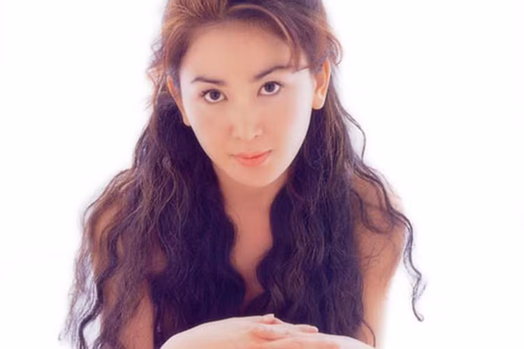 Sở hữu gương mặt xinh đẹp, cuốn hút, hình thể quyến rũ, nữ diễn viên sinh năm 1966 đã có những bức ảnh táo bạo khi còn trẻ.