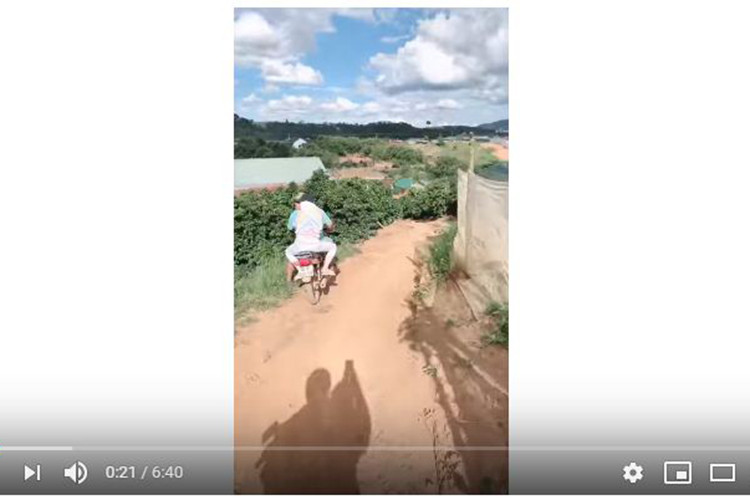 Để tiếp cận nông trại của mình, Lý Nhã Kỳ phải di chuyển bằng xe máy.