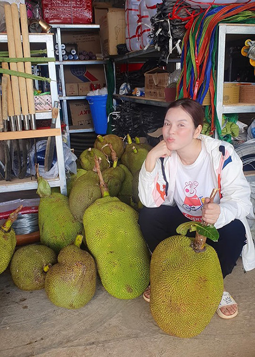 Đằng sau ánh hào quang của Lý Nhã Kỳ là hình ảnh cô giản dị khi về nông trại trồng rau, nuôi gà hay đi chợ.