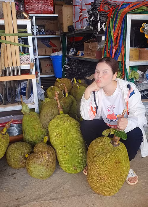 Đằng sau ánh hào quang của Lý Nhã Kỳ là hình ảnh cô giản dị khi về nông trại trồng rau, nuôi gà hay đi chợ.