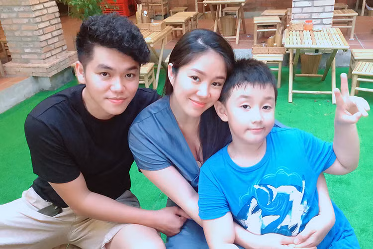 Chàng ca sĩ trẻ luôn ở bên cạnh chăm sóc và làm mọi thứ để bà xã nghỉ ngơi.