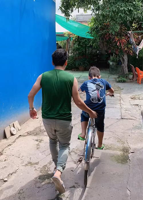 Nhìn khoảnh khắc Trung Kiên dạy bé Cà Pháo tập đi xe đạp, không ai nghĩ Trung Kiên là bố dượng.