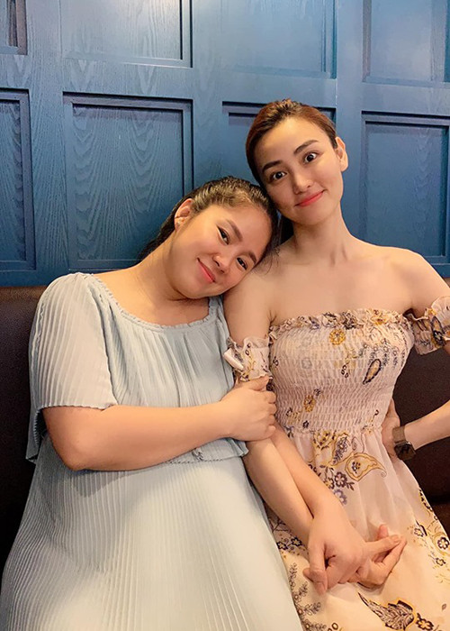 Dù sắp đến ngày lâm bồn, Lê Phương vẫn vác bụng bầu vượt mặt để đi chơi cùng gia đình, bạn bè.