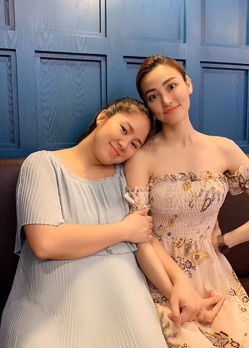 Dù sắp đến ngày lâm bồn, Lê Phương vẫn vác bụng bầu vượt mặt để đi chơi cùng gia đình, bạn bè.