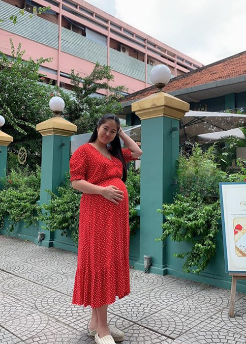 Nữ diễn viên trông rạng rỡ dù thân hình có phần nặng nề hơn.