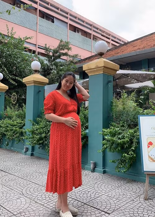 Nữ diễn viên trông rạng rỡ dù thân hình có phần nặng nề hơn.