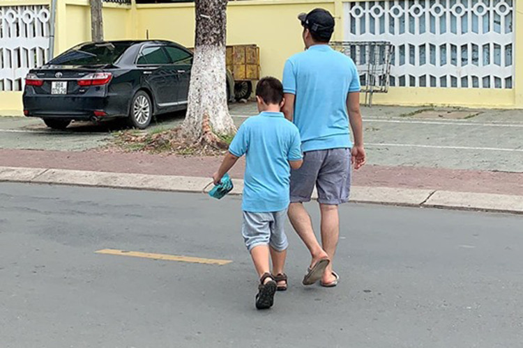 Hình ảnh Trung Kiên nắm tay con trai riêng của vợ rất quen thuộc với người hâm mộ Lê Phương.