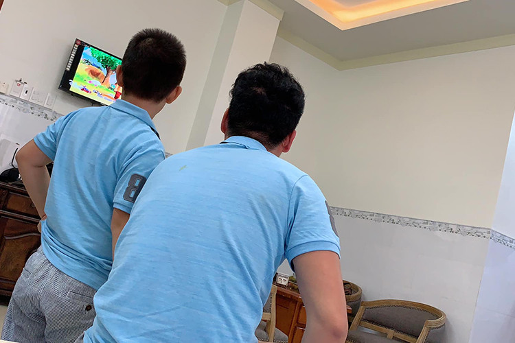 Không chỉ đút cho bé Cà Pháo ăn, chồng trẻ của Lê Phương còn dành thời gian chơi cùng cậu nhóc.