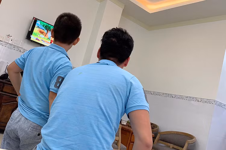 Không chỉ đút cho bé Cà Pháo ăn, chồng trẻ của Lê Phương còn dành thời gian chơi cùng cậu nhóc.