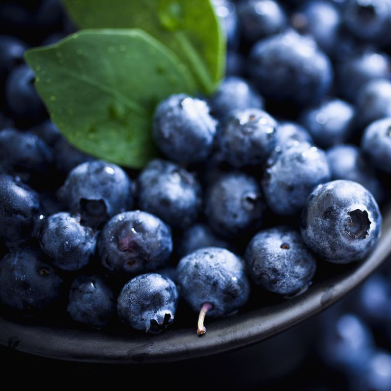 Rau chân vịt + việt quất: Hãy làm một cốc sinh tố với rau chân vịt và việt quất trước khi tập luyện thể chất. Ăn việt quất trước khi tập giúp giảm các chứng viêm sau vận động, đồng thời rau chân vịt giúp cải thiện hô hấp và lưu thông oxy trong quá trình tập. Nito có trong rau chân vịt giúp cơ hoạt động hiệu quả hơn, còn việt quất giúp giảm sưng đau sau tập.