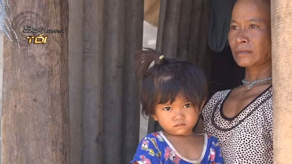 Đôi mắt buồn của cô bé 2 tuổi - con gái chị Hồ Thị Niên.